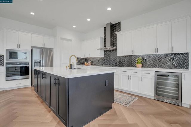 3368 Mulholland Dr, Lathrop, CA 95330