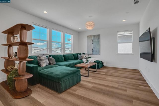 3368 Mulholland Dr, Lathrop, CA 95330