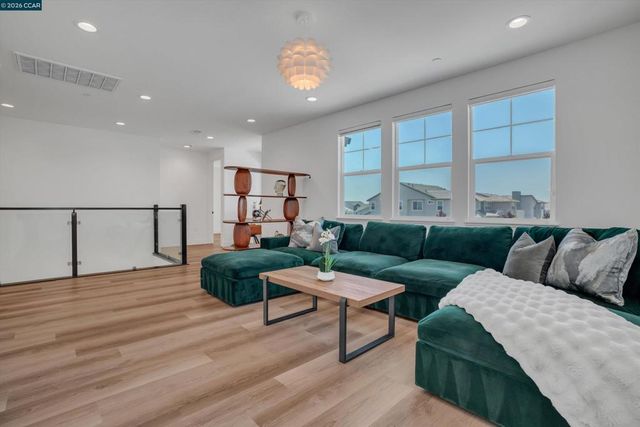 3368 Mulholland Dr, Lathrop, CA 95330