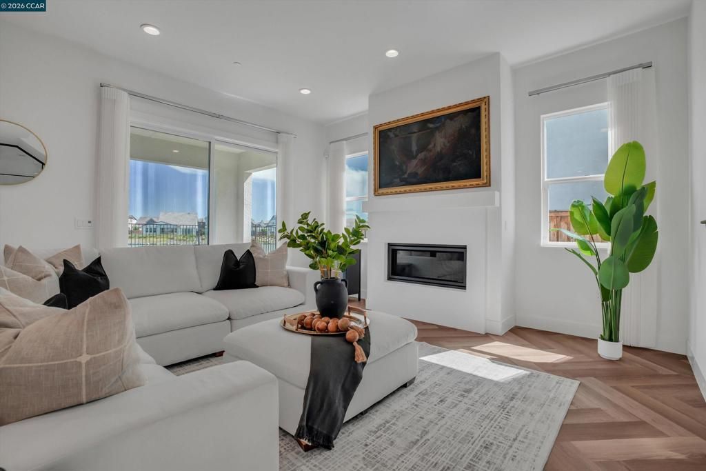 Image 15 of property listing at 3368 Mulholland Dr, Lathrop, CA 95330