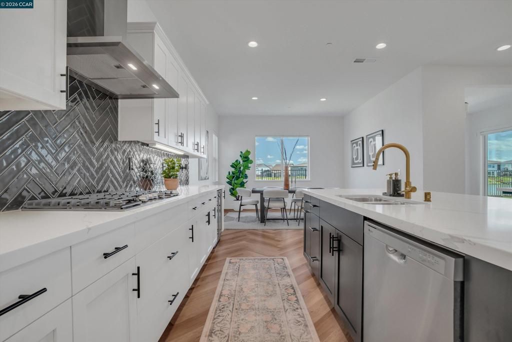 Image 19 of property listing at 3368 Mulholland Dr, Lathrop, CA 95330