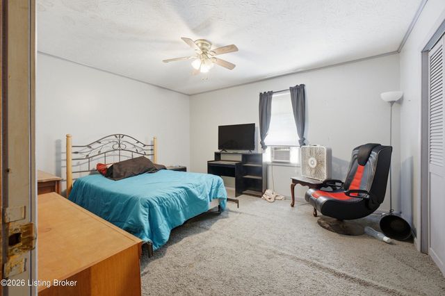 4306 Mud Ln, Louisville, KY 40229