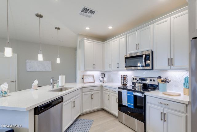 2511 W QUEEN CREEK Road 302, Chandler, AZ 85248