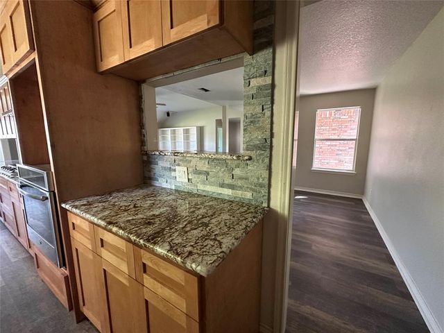 2257 Ridgewood Drive, West Columbia, TX 77486