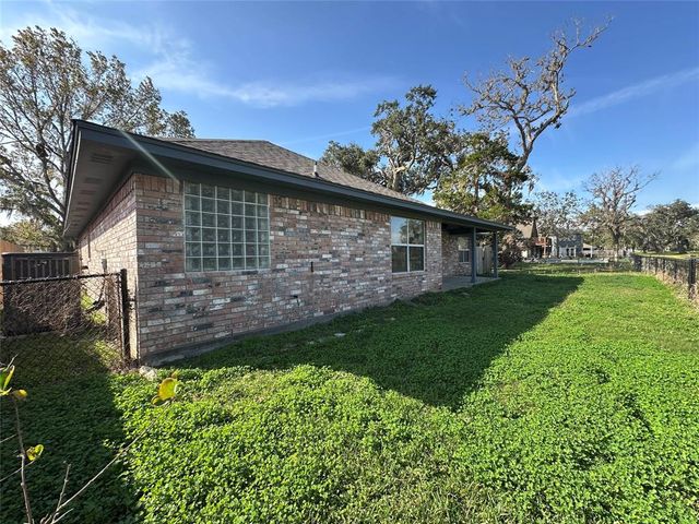 2257 Ridgewood Drive, West Columbia, TX 77486