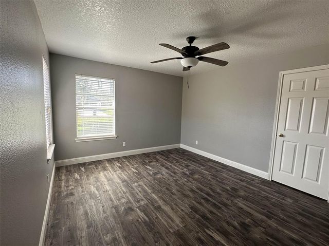 2257 Ridgewood Drive, West Columbia, TX 77486