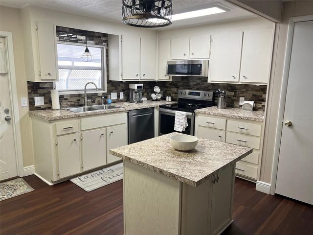 136 ROYAL PALM CIRCLE, Largo, FL 33778