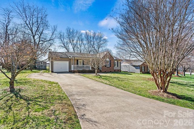 215 Towne Court NW, Conover, NC 28613