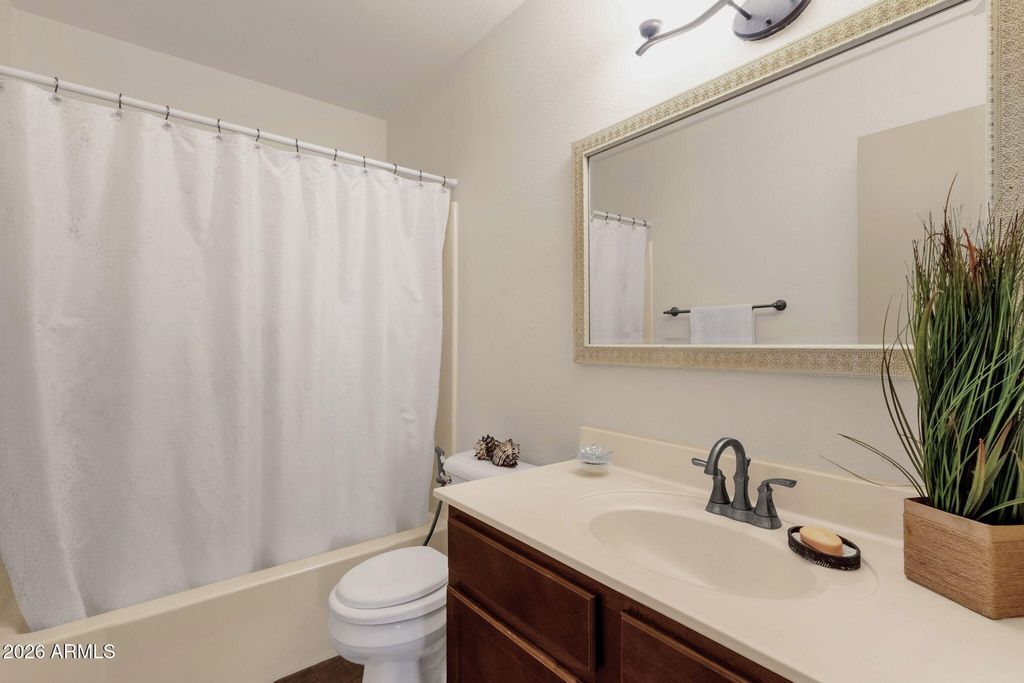 Image 12 of property listing at 6437 S 43RD Place, Phoenix, AZ 85042