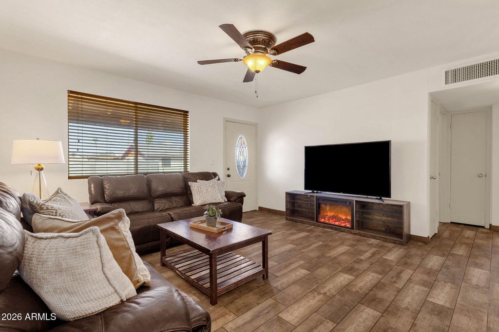 Image 2 of property listing at 6437 S 43RD Place, Phoenix, AZ 85042