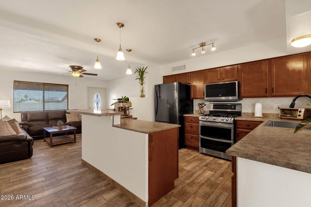 Image 4 of property listing at 6437 S 43RD Place, Phoenix, AZ 85042