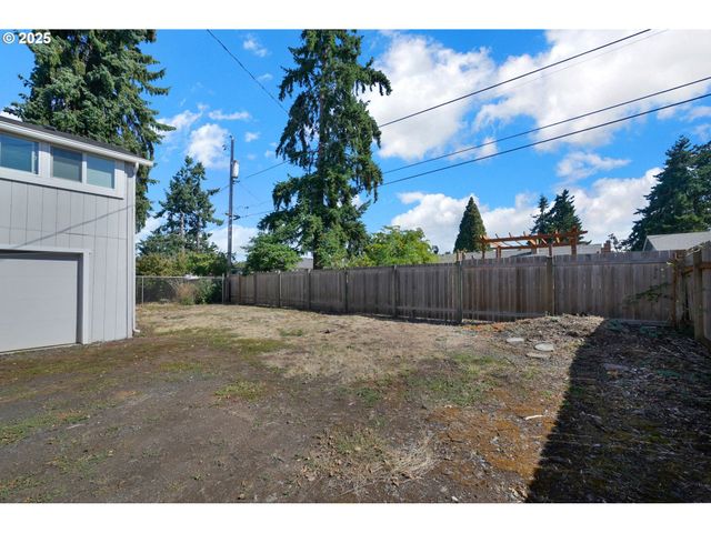 455 S 38TH St, Springfield, OR 97478