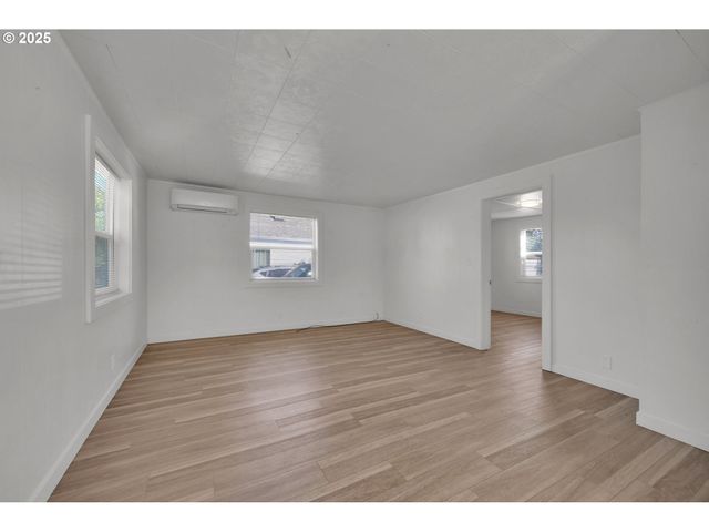 455 S 38TH St, Springfield, OR 97478