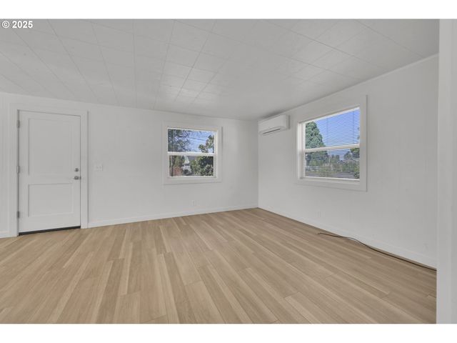 455 S 38TH St, Springfield, OR 97478