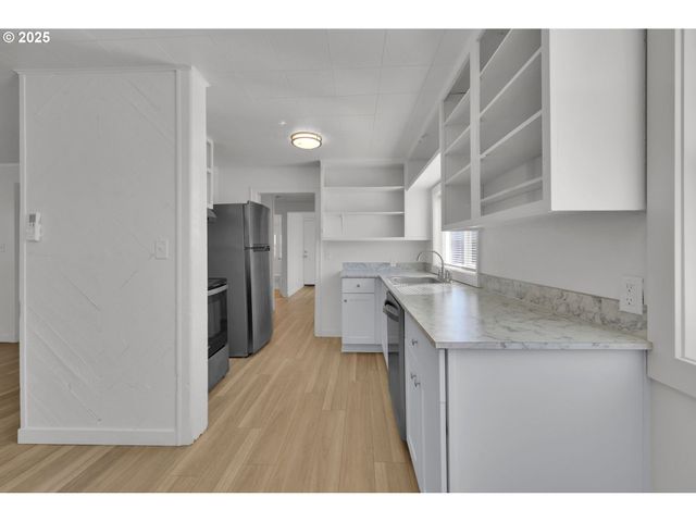 455 S 38TH St, Springfield, OR 97478