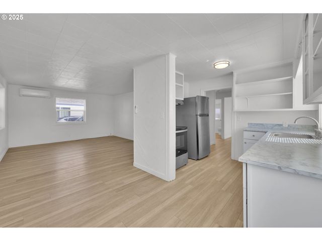 455 S 38TH St, Springfield, OR 97478