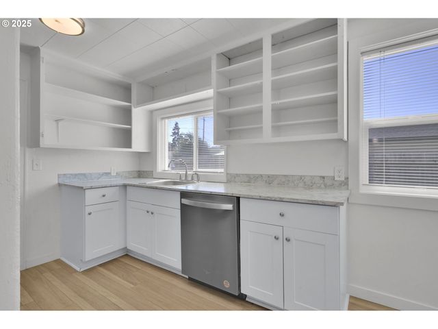 455 S 38TH St, Springfield, OR 97478