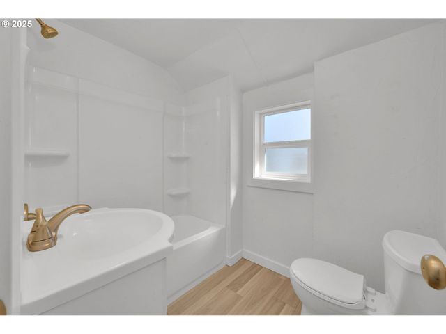 455 S 38TH St, Springfield, OR 97478