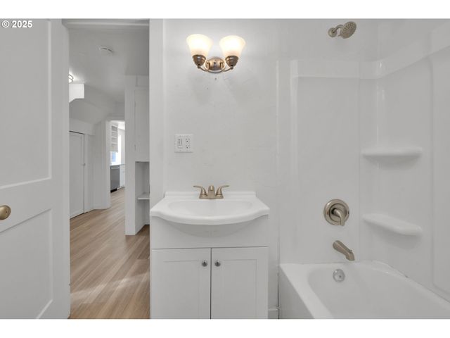 455 S 38TH St, Springfield, OR 97478