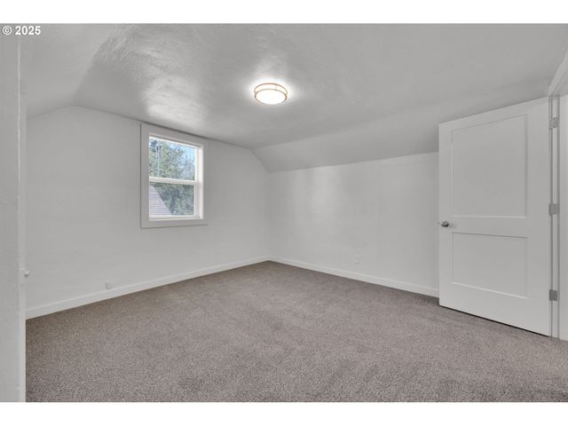 455 S 38TH St, Springfield, OR 97478