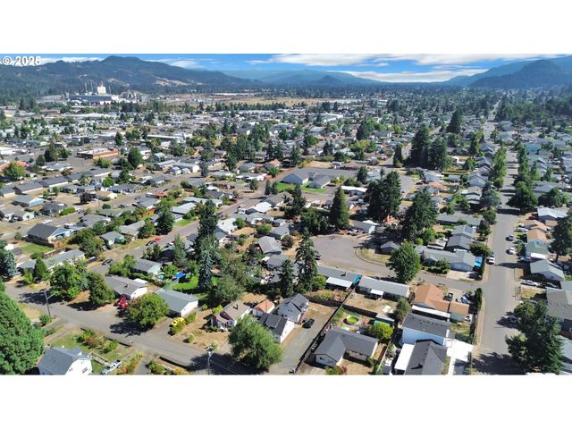 455 S 38TH St, Springfield, OR 97478