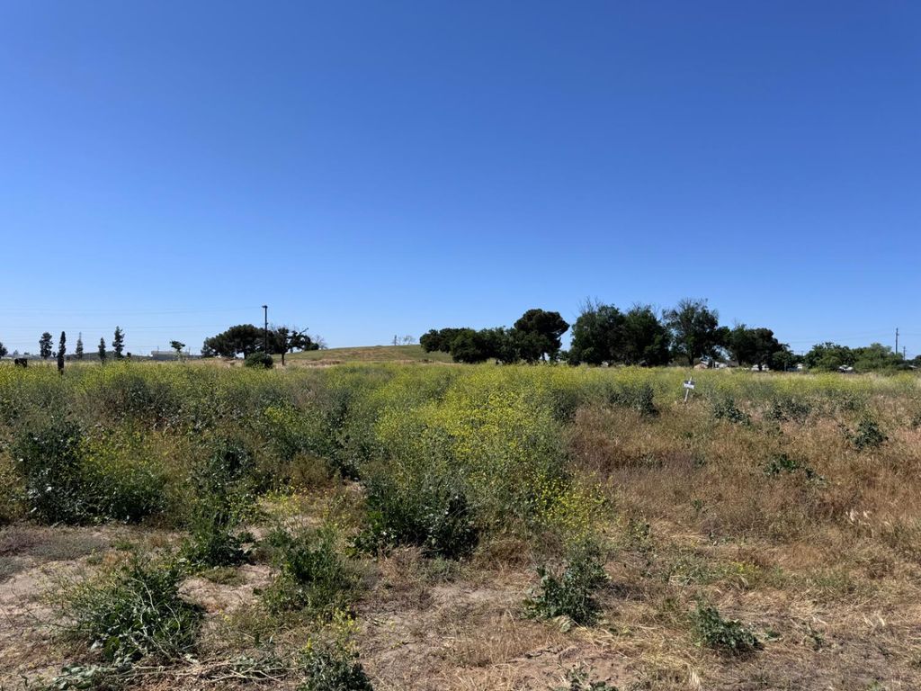 Image 1 of property listing at 2300 S Farris Avenue, Fresno, CA 93724
