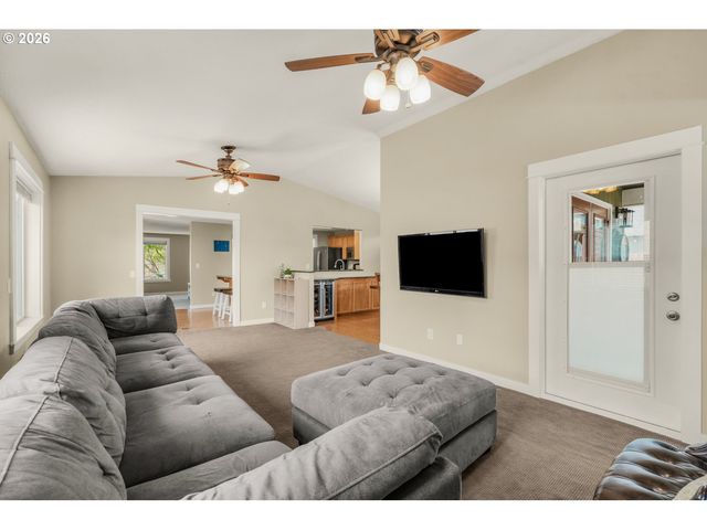 1233 Sw FIR Ct, Dundee, OR 97115