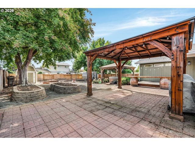 1233 Sw FIR Ct, Dundee, OR 97115