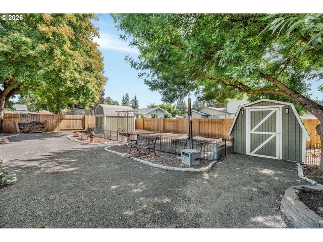 1233 Sw FIR Ct, Dundee, OR 97115