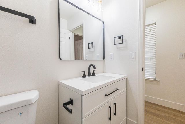 901 Barnett Way, Madera, CA 93637