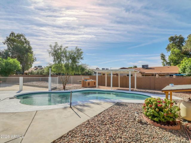 4949 W ROYAL PALM Road, Glendale, AZ 85302