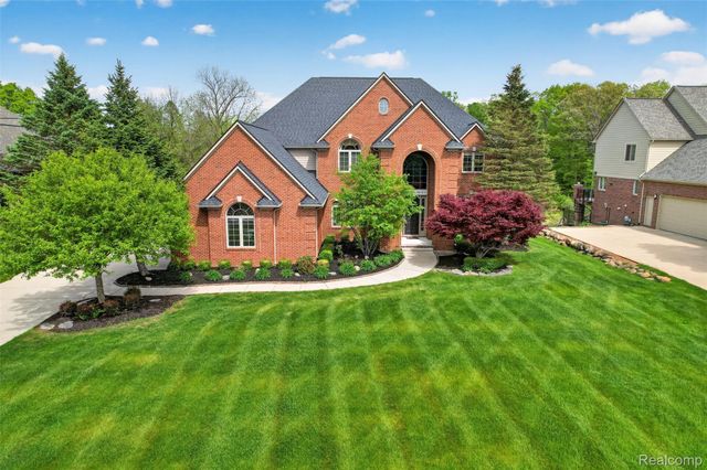 2747 Pebble Beach Drive, Oakland Charter Township, MI 48363