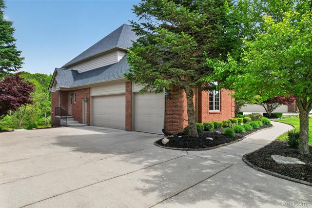 2747 Pebble Beach Drive, Oakland Charter Township, MI 48363