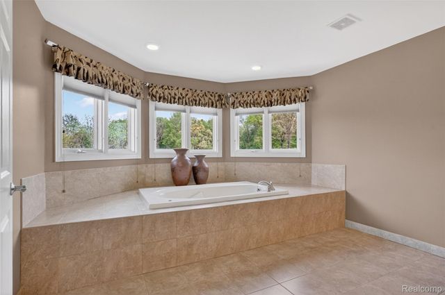 2747 Pebble Beach Drive, Oakland Charter Township, MI 48363