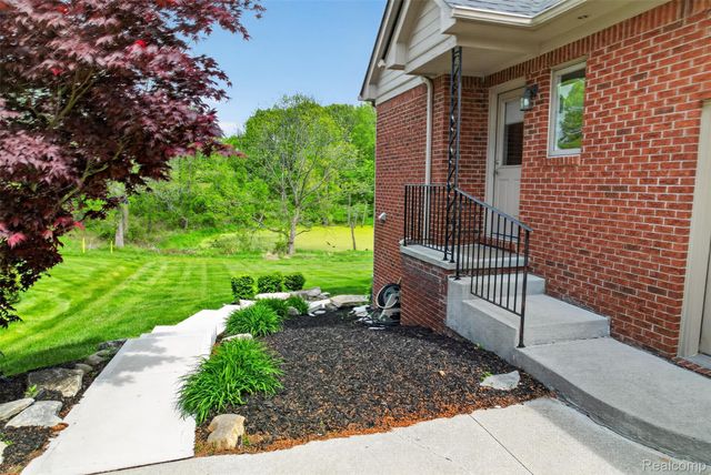 2747 Pebble Beach Drive, Oakland Charter Township, MI 48363