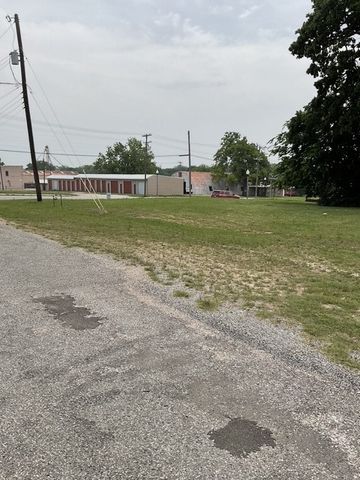 123 N Main Street, Bonham, TX 75418