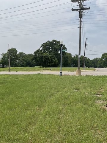 123 N Main Street, Bonham, TX 75418