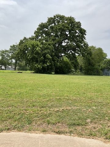 123 N Main Street, Bonham, TX 75418