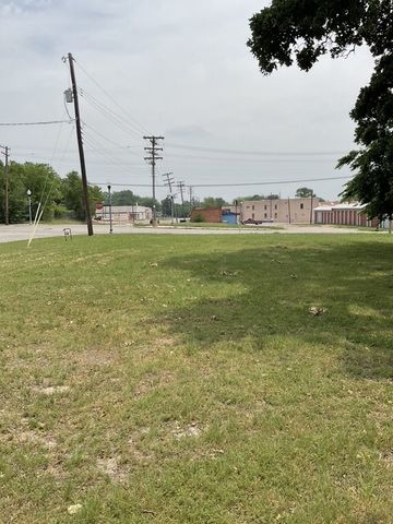 123 N Main Street, Bonham, TX 75418