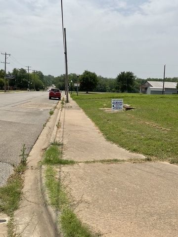 123 N Main Street, Bonham, TX 75418