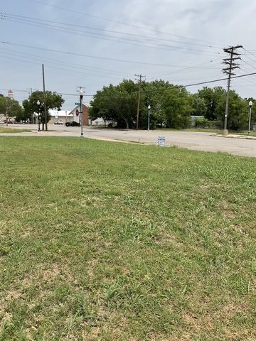 123 N Main Street, Bonham, TX 75418