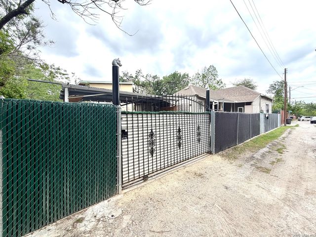 944 Briscoe Aly, San Antonio, TX 78207