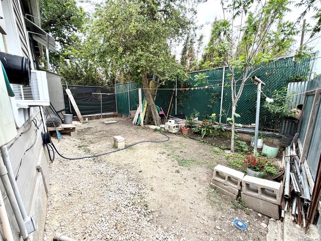 944 Briscoe Aly, San Antonio, TX 78207