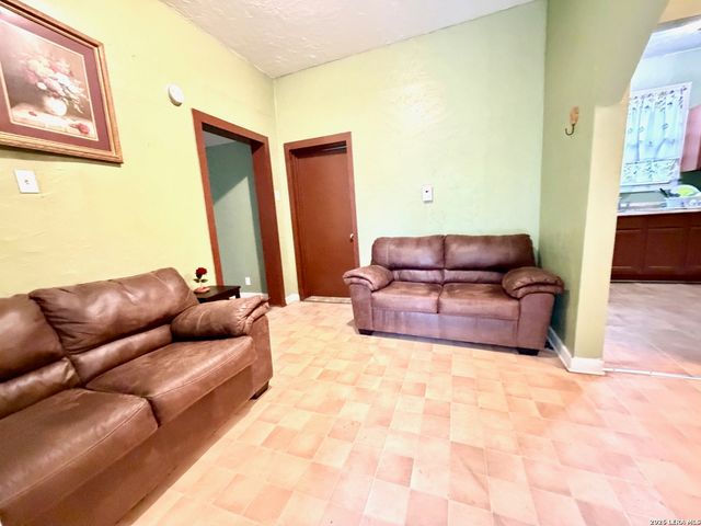 944 Briscoe Aly, San Antonio, TX 78207