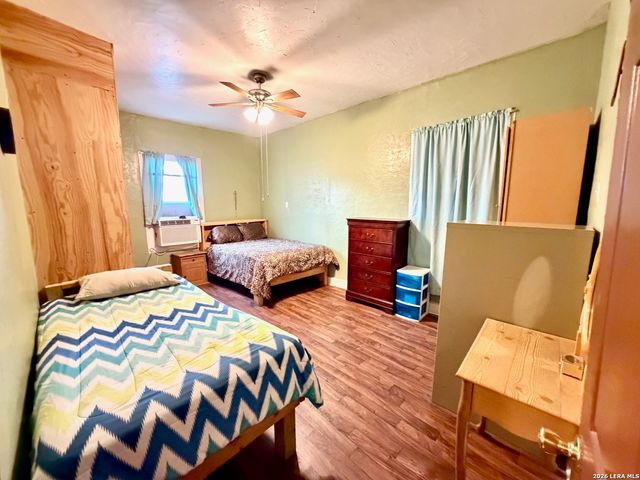 944 Briscoe Aly, San Antonio, TX 78207