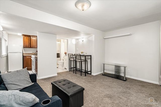 402 N Douglas Avenue 402, Villa Park, IL 60181