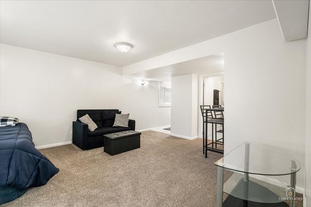 402 N Douglas Avenue 402, Villa Park, IL 60181