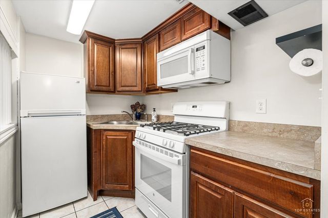402 N Douglas Avenue 402, Villa Park, IL 60181