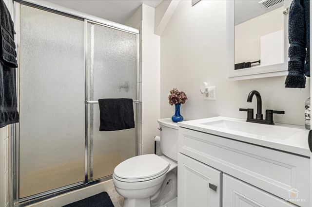 402 N Douglas Avenue 402, Villa Park, IL 60181