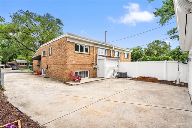 402 N Douglas Avenue 402, Villa Park, IL 60181